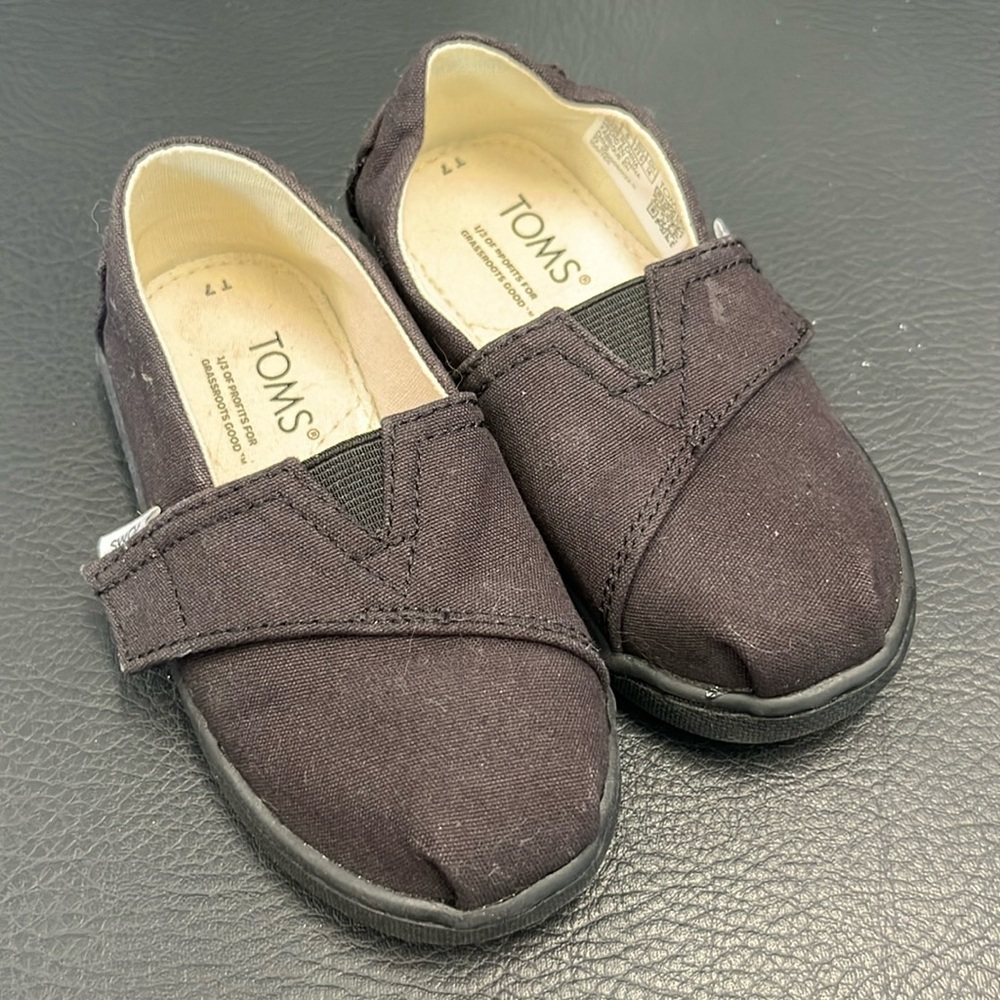 Toddler Tom’s size 7 Black, maybe worn once? Just been sitting outside